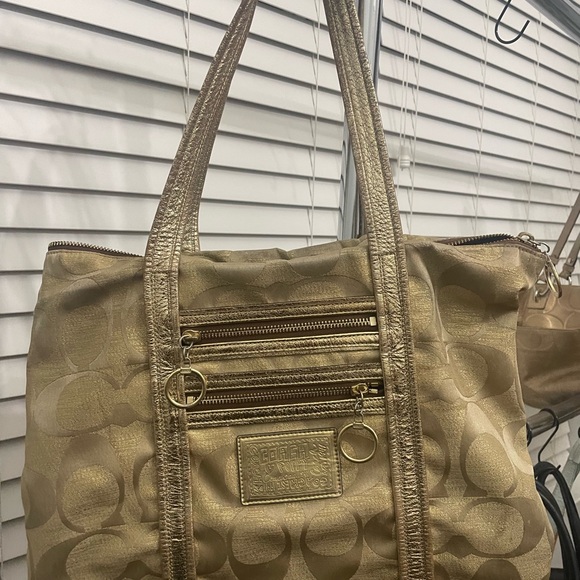 Handbags - 👜 Coach Poppy Signature Gold Metallic Tote